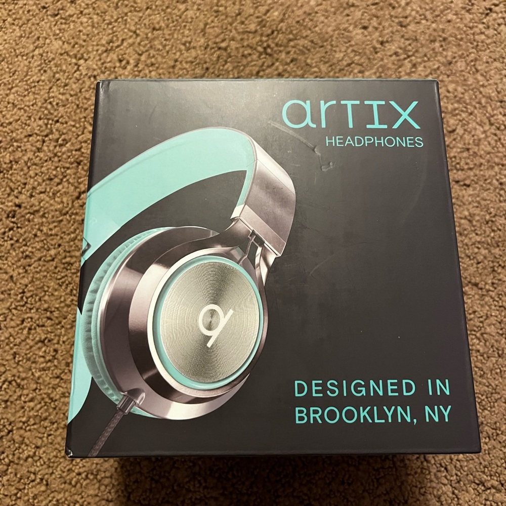 Headphones in wonderful condition, wore once, perfect  for at home or traveling.